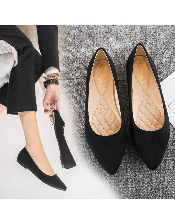 A pair of large flat bottomed pointed shoes issued on behalf of women's new single shoes, shallow mouth soft sole, versatile black work women's shoes