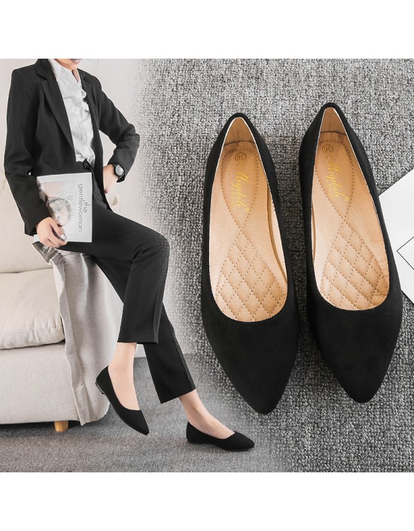 A pair of large flat bottomed pointed shoes issued on behalf of women's new single shoes, shallow mouth soft sole, versatile black work women's shoes