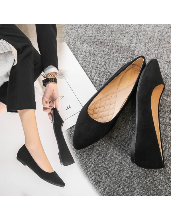 A pair of large flat bottomed pointed shoes issued on behalf of women's new single shoes, shallow mouth soft sole, versatile black work women's shoes