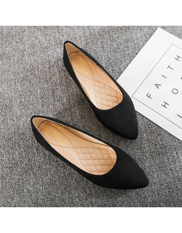 A pair of large flat bottomed pointed shoes issued on behalf of women's new single shoes, shallow mouth soft sole, versatile black work women's shoes