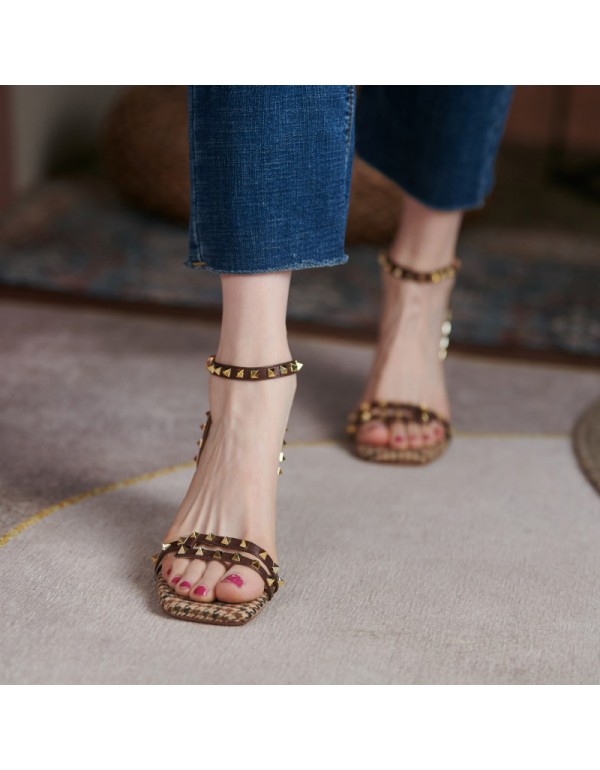 Summer one line buckle sandals women's fashion middle heel 2021 new European and American style square head rivet thin heel high heels 